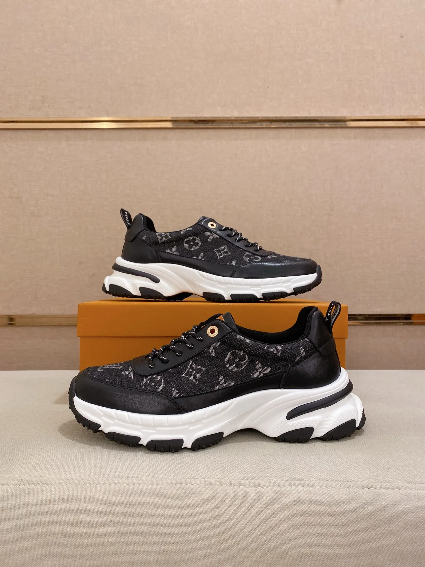 Men's shoes💰 442💰Louis Vuitton (Louis Vuitton/LV) top 🔍🔍 new models are on sale at the same time, the upper 🇮🇹 imported Italian first-layer cowhide, fully imported breathable mesh lining 💪💪, completely 1⃣️compared 1⃣️Reproduction🇮🇹💪💪, ⚠Sole: The original sole is specially provided by the original factory, the exclusive movable molded sole is super comfortable, ⚠Original factory follow-up goods, 🔍🔍high quality, you can enter and leave the counter at will, welcome to compare⚠. Code number: 38-44. Can be customized for 45 non-refundable!